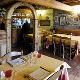 Sala da pranzo in locale tipico montano